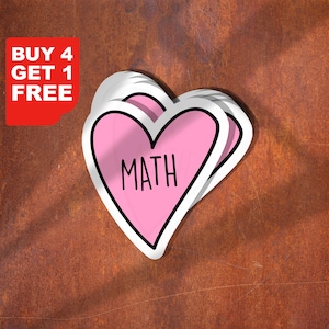 Könnte beinhalten: Ein Stapel herzförmiger Aufkleber mit rosa Innenraum und schwarzem Umriss. Das Wort "MATH" ist in Schwarz auf das rosa Herz gedruckt. Ein rotes Rechteck mit dem Text "BUY 4 GET 1 FREE" befindet sich in der oberen linken Ecke.