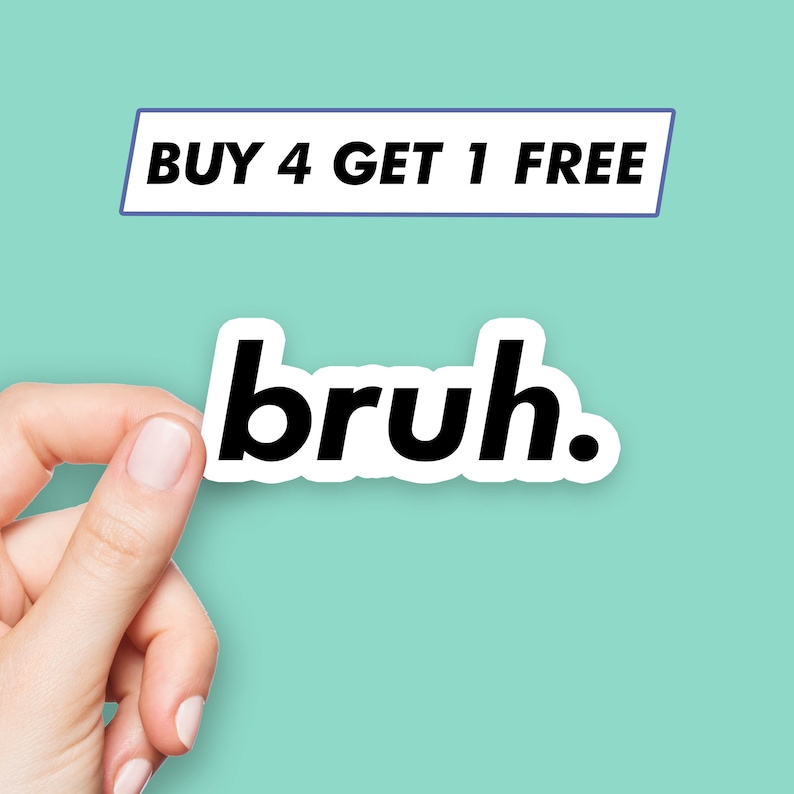 Peut inclure: Un autocollant blanc avec du texte noir qui dit "bruh." L'autocollant est tenu par une main sur un fond bleu clair. Au-dessus de l'autocollant se trouve un rectangle blanc avec une bordure bleue qui dit "BUY 4 GET 1 FREE."