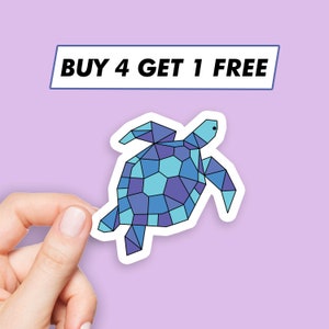 Könnte beinhalten: Ein blauer und lila geometrischer Meeresschildkröten-Aufkleber mit dem Text "BUY 4 GET 1 FREE" auf einem lila Hintergrund.