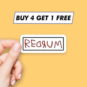 Puede incluir: Una pegatina blanca con un borde negro y la palabra "REDЯUM" escrita en letras rojas. La pegatina está siendo sostenida por una mano contra un fondo amarillo. El texto "BUY 4 GET 1 FREE" está escrito en letras negras sobre un rectángulo azul encima de la pegatina.