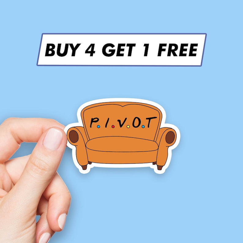 K&ouml;nnte beinhalten: Ein Aufkleber mit einem orangefarbenen Sofa, auf dem hinten das Wort "PIVOT" steht. Der Aufkleber hat einen wei&szlig;en Rand und wird von einer Hand gehalten. Der Text "BUY 4 GET 1 FREE" befindet sich oben im Bild.