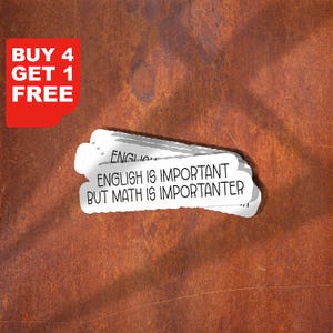 Könnte beinhalten: Weißer Aufkleber mit dem Text "ENGLISH IS IMPORTANT BUT MATH IS IMPORTER". Eine rote Ecke zeigt "BUY 4 GET 1 FREE". Der Hintergrund ist ein strukturiertes, rostiges Braun.