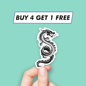 Può includere: Adesivo in bianco e nero con un drago arrotolato con il testo "BUY 4 GET 1 FREE" su uno stendardo bianco.