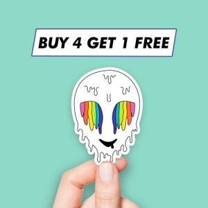 Puede incluir: Pegatina blanca con una cara sonriente que gotea con ojos arcoíris. La pegatina dice "BUY 4 GET 1 FREE" en la parte superior.