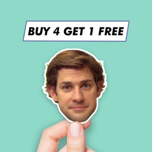 Puede incluir: Una pegatina con un primer plano de la cara de John Krasinski de la serie de televisión "The Office". La pegatina tiene un fondo blanco y el texto "BUY 4 GET 1 FREE" está impreso en negro sobre un rectángulo azul en la parte superior de la imagen.