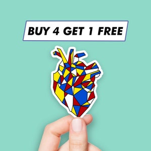 Pode incluir: Um adesivo de um coração geométrico nas cores vermelho, azul, amarelo e branco. O adesivo é segurado por uma mão e tem o texto "BUY 4 GET 1 FREE" acima.