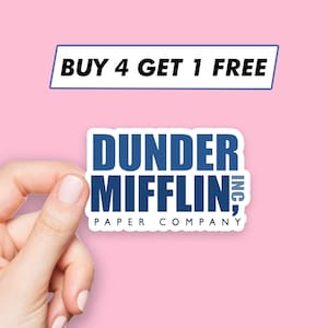 Puede incluir: Una pegatina azul y blanca con el texto "Dunder Mifflin, Inc. Paper Company" y la oferta "Buy 4 Get 1 Free" en un rectángulo blanco sobre la pegatina.