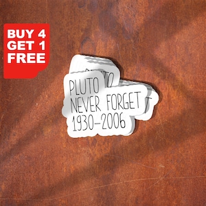 Può includere: Adesivi bianchi con la scritta "PLUTO NEVER FORGET 1930-2006" sovrapposti su uno sfondo marrone arrugginito. Un angolo rosso mostra "BUY 4 GET 1 FREE" in testo bianco.