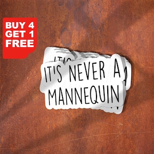 Naklejka It's Never A Mannequin, Naklejki True Crime Podcasts, Zabawne naklejki, Naklejka na laptopa Crime, Naklejki na kubek Crime, Butelka na wodę Crime