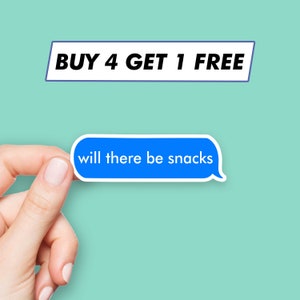 Peut inclure: Un autocollant bleu et blanc avec le texte "BUY 4 GET 1 FREE" et un autocollant de bulle de chat bleu et blanc avec le texte "will there be snacks".