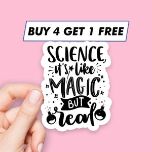 Puede incluir: Pegatina blanca con texto negro que dice "Ciencia es como magia pero real" con una estrella y dos pequeños dibujos de vasos de precipitados. La pegatina tiene un borde blanco y el texto "Compra 4, obtén 1 gratis" está impreso en una pancarta azul sobre la pegatina.