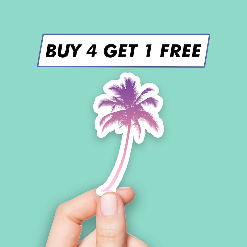 Puede incluir: Una mano sostiene una pegatina de una palmera rosa y morada con el texto "BUY 4 GET 1 FREE" en un rect&aacute;ngulo blanco con borde azul.