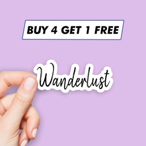 以下が含まれることがあります： 薄い紫色の背景に、黒い筆記体で「Wanderlust」と書かれた白いステッカー。ステッカーは手で持たれており、ステッカーの上には青い長方形に黒い文字で「BUY 4 GET 1 FREE」と書かれている。