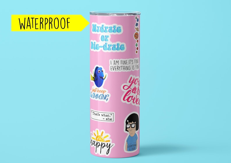 Op de afbeelding: Een roze roestvrijstalen beker met verschillende stickers, waaronder "Hydrate or Die-drate", "Just Keep Swimming", "You are loved" en "Everything is Okay".