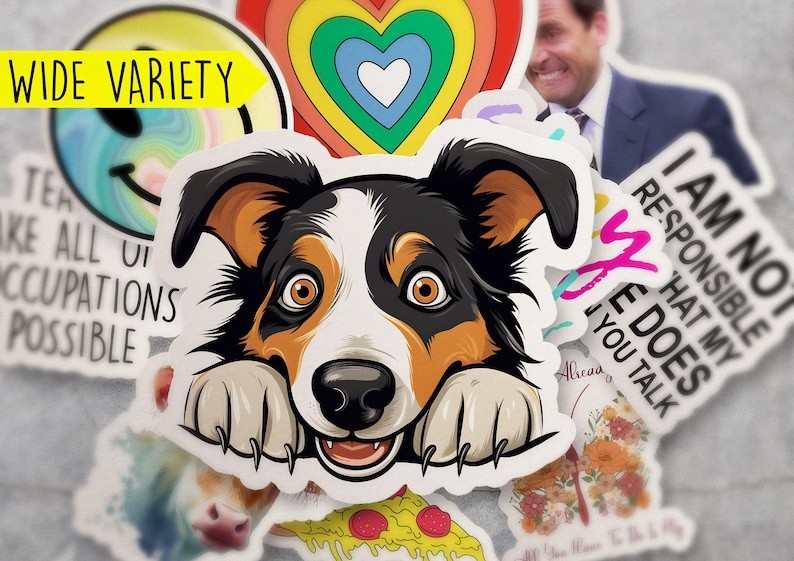 K&ouml;nnte beinhalten: Eine Sammlung von Aufklebern mit verschiedenen Designs, darunter ein Smiley, ein Regenbogenherz, ein Hund, der hinter einem Aufkleber hervorlugt, ein Pizzast&uuml;ck und ein Aufkleber mit dem Text "Ich bin nicht daf&uuml;r verantwortlich, dass meine Frau mit dir spricht".