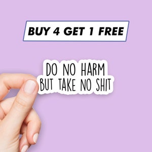 Może przedstawiać: Biała naklejka z czarnym tekstem, który brzmi "Do No Harm But Take No Shit". Naklejka jest trzymana przez rękę na jasnofioletowym tle. Niebieski baner nad naklejką głosi "Buy 4 Get 1 Free".