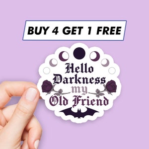 Pode incluir: Adesivo branco com um morcego preto, rosas roxas e o texto "Hello Darkness my Old Friend" em fonte gótica. Há também seis luas crescentes cinzas e pretas ao redor do texto.