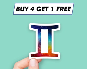 Pode incluir: Um adesivo com o símbolo do zodíaco Gêmeos com um design de galáxia colorido. O adesivo tem um contorno branco e está sendo segurado por uma mão. O texto "BUY 4 GET 1 FREE" é exibido acima do adesivo.