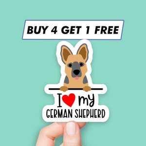 以下が含まれることがあります： 「私のジャーマンシェパードが大好き」という赤いハートのついた看板をのぞき込む、漫画のジャーマンシェパードの犬のステッカー。ステッカーの上部には「4つ買うと1つ無料」と書かれた青いバナーがあります。