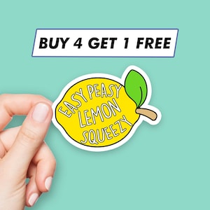 Może przedstawiać: Żółta naklejka z cytryną z napisem "Easy Peasy Lemon Squeezy" w kolorze białym. Naklejka ma zielony liść i brązową łodygę. Tekst "Buy 4 Get 1 Free" znajduje się w niebieskim prostokącie nad naklejką.