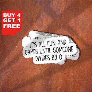 Könnte beinhalten: Weißer Aufkleber mit dem Text "IT'S ALL FUN AND GAMES UNTIL SOMEONE DIVIDES BY 0" auf rostbraunem Hintergrund. Eine rote Ecke mit der Aufschrift "BUY 4 GET 1 FREE" befindet sich oben links.