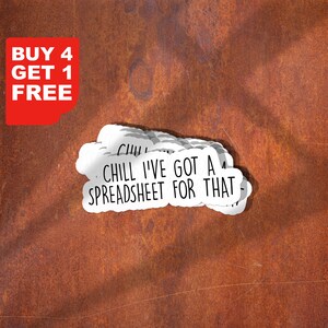 Peut inclure: Autocollant blanc avec le texte "CHILL I'VE GOT A SPREADSHEET FOR THAT" en noir, avec un coin rouge indiquant "BUY 4 GET 1 FREE". L'autocollant est sur un fond brun rouillé.