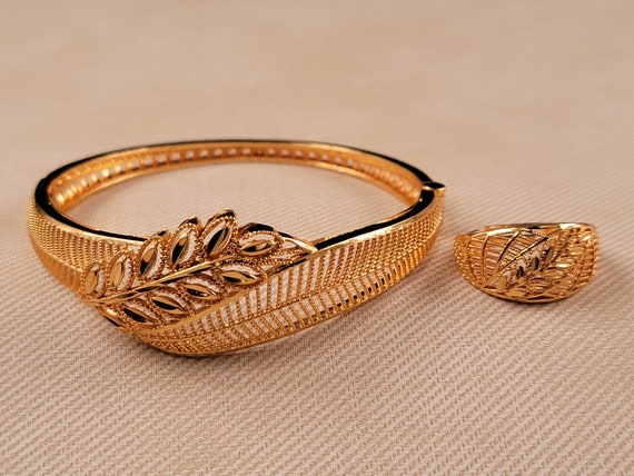 22k Single Ring Bracelet(Panja) - Brla7256 - 22kt gold bracelet (panja) in  filigree design with frosty finish . the bracelet has single ring atta