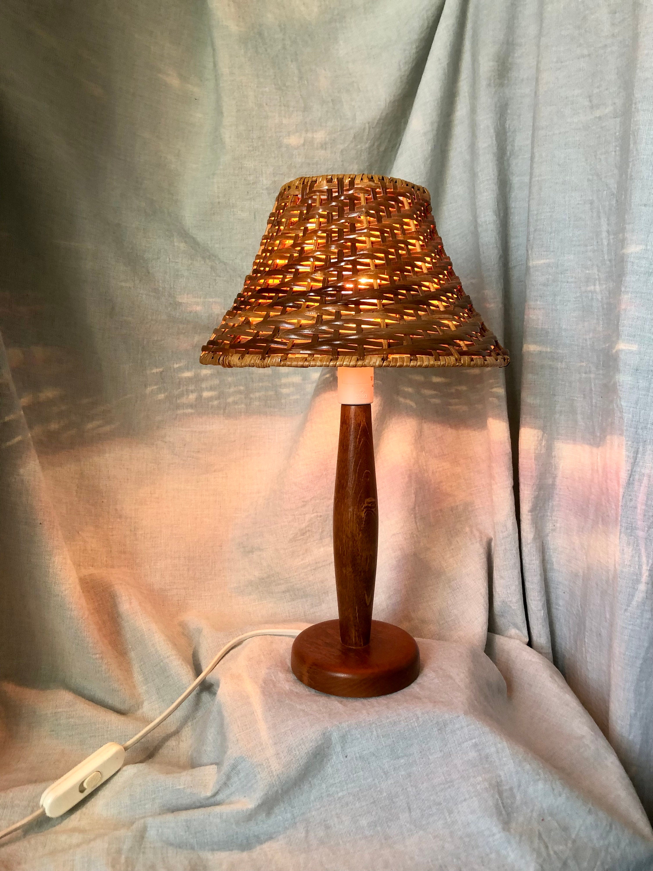 Over het algemeen Onderdrukking Annoteren Vintage Ikea tafellamp gemaakt van hout en rotan - Etsy Nederland