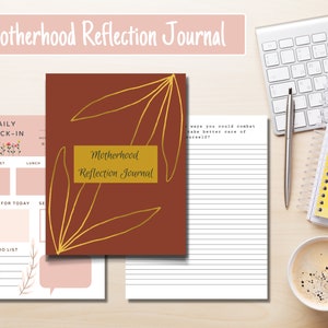 K&ouml;nnte beinhalten: Ein braunes Journal mit goldenen Blattverzierungen und dem Text "Motherhood Reflection Journal". Das Journal ist auf einer Seite mit liniertem Papier ge&ouml;ffnet und dem Text "ways you could combat take better care of yourself?" Das Journal liegt auf einem Holztisch mit einer Tasse Kaffee, einem Stift, einer Brille und einem Notizbuch.