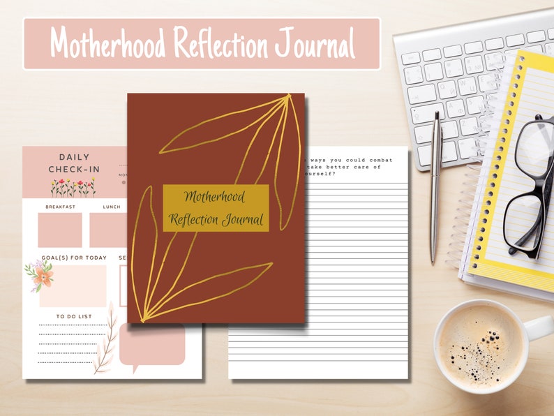 K&ouml;nnte beinhalten: Ein braunes Journal mit goldenen Blattverzierungen und dem Text "Motherhood Reflection Journal". Das Journal ist auf einer Seite mit liniertem Papier ge&ouml;ffnet und dem Text "ways you could combat take better care of yourself?" Das Journal liegt auf einem Holztisch mit einer Tasse Kaffee, einem Stift, einer Brille und einem Notizbuch.