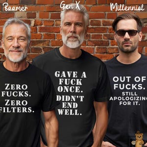 Puede incluir: Tres hombres con camisetas negras con texto blanco. Las camisetas tienen frases como "Zero Fucks. Zero Filters", "Gave a Fuck Once. Didn't End Well" y "Out of Fucks. Still Apologizing for It". La imagen está etiquetada como "Generational Sarcasm".