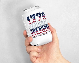 1776 2026 愛国的な250周年記念アメリカ缶クーラー | アメリカ国旗の数字、憲法の文字