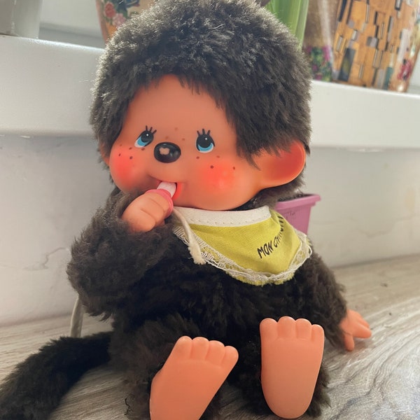 Seltene Monchhichi Seckiguci 1974 Blaue Augen, die Daumen lutschen, hergestellt in Japan Seltene Plüschpuppe 21 cm / 8 Zoll mit gelbem Lätzchen, Sentimental Geschenk, Kindheit