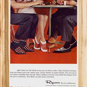 Pode incluir: Um anúncio vintage da Ripon Funtime Footwear que mostra três pessoas jogando cartas enquanto usam o calçado. O texto do anúncio destaca o conforto e o estilo dos sapatos, mencionando características como meias de tricô para pantuflas, solas acolchoadas e couro de veado flexível. O anúncio também indica que os sapatos estão disponíveis nas melhores lojas de todo o mundo.