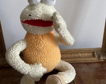 珍しい80年代のカエルのぬいぐるみ。人形にインスパイアされた