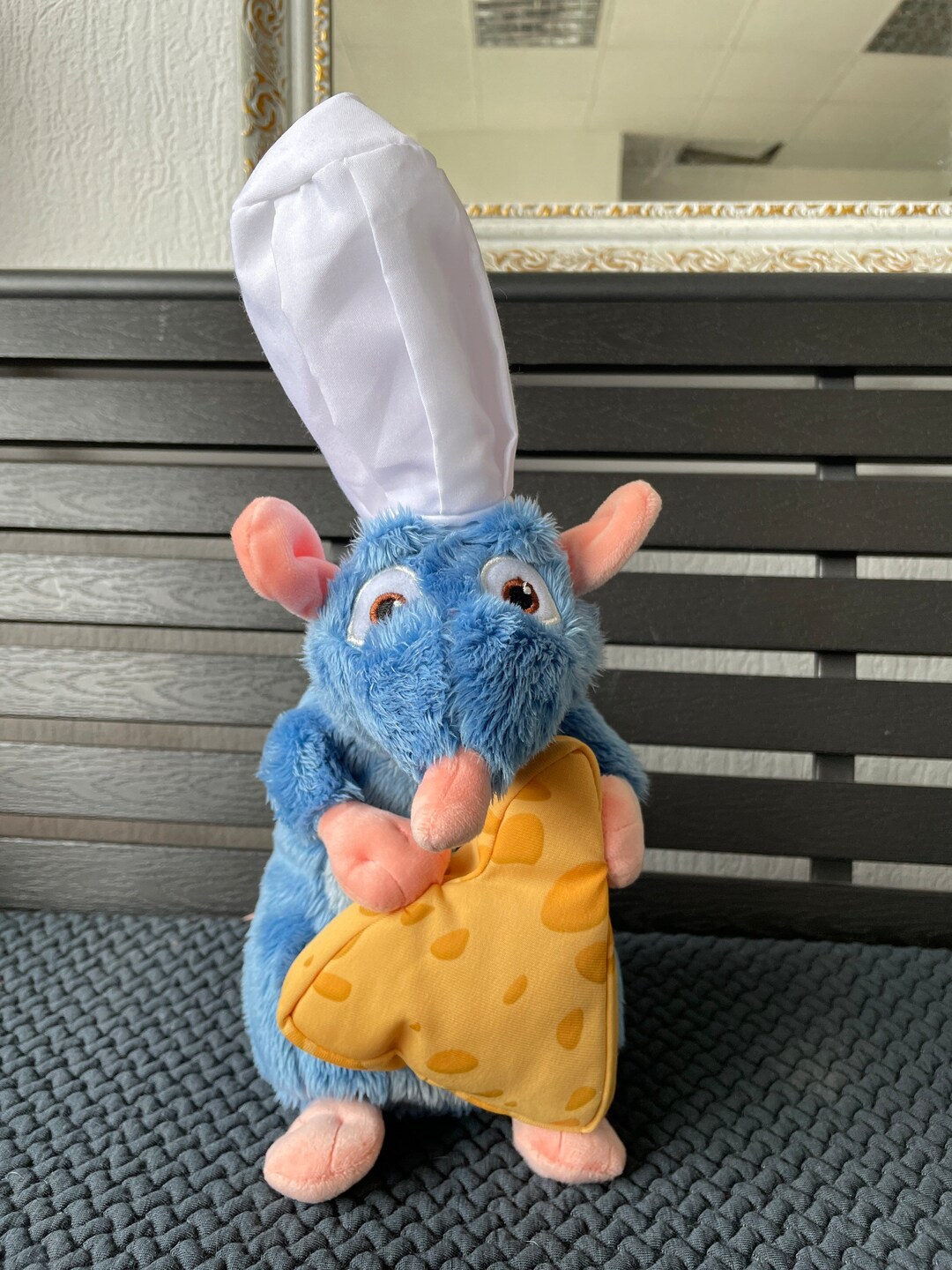 Disney Pixar Souris Bleue Avec Chapeau de Chef Ratatouille Tenant Fromage  Farci Peluche Peluche Taille 40cm Enfants Cadeau danniversaire Nouveau 