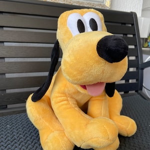Peluche amarillo de Disney Store, juguete de peluche sentado Plutón de Disney Store, 13 pulgadas, regalo de cumpleaños, nuevo con etiquetas, peluche grande de perro Plutón