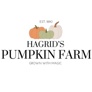 Puede incluir: Un logotipo para Hagrid's Pumpkin Farm, establecido en 1890. El logotipo presenta tres calabazas: una naranja, una verde y una blanca. El texto "Grown with Magic" está debajo de las calabazas.
