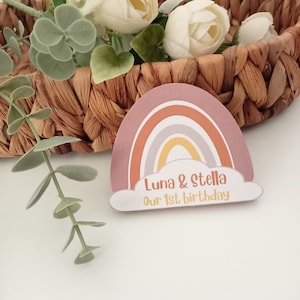 Cadeaux de premier anniversaire bohèmes personnalisés pour les invités, aimant en bois arc-en-ciel personnalisé, cadeaux de bébé arc-en-ciel, aimant faire-part d'anniversaire