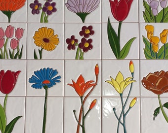 Carreaux de fleurs faits à la main pour décorer et mettre en valeur une pièce de votre maison, pour un dosseret de cuisine, une salle de bain ou pour décorer votre jardin.