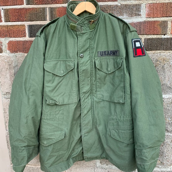 OG107 M65 Chaqueta Genuina 1981 US Army Con Forro y Parches Tamaño Hombre Pequeño Regular 38R Excelente Mujer Grande