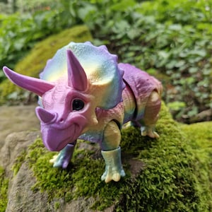 Triceratops figure: Detailed 3D-printed dinosaur replica - Office desk decoration - Collectible in dinosaur design