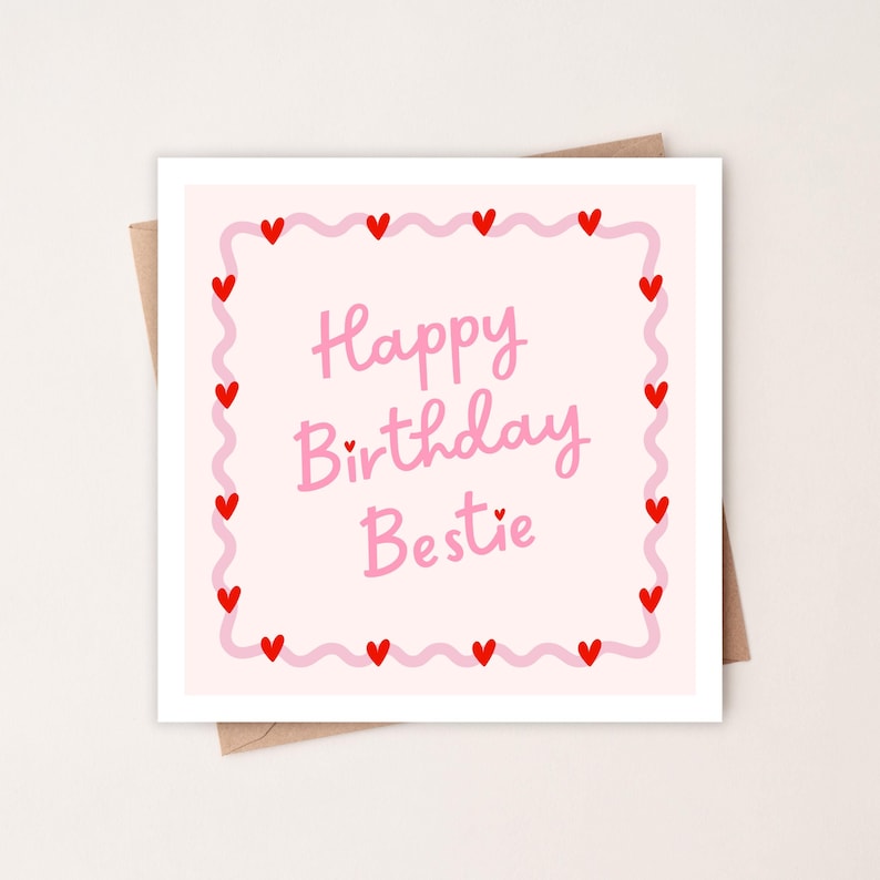 Pu&ograve; includere: Biglietto di auguri di compleanno rosa con un bordo di cuori rossi e il testo "Happy Birthday Bestie".