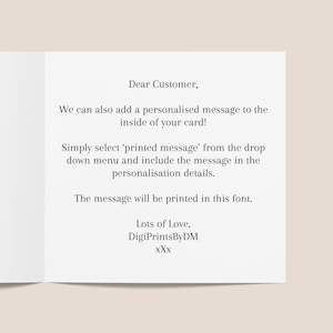 Pu&ograve; includere: Un biglietto bianco con testo nero che recita "Gentile cliente, Possiamo anche aggiungere un messaggio personalizzato all'interno della tua carta! Seleziona semplicemente 'messaggio stampato' dal menu a tendina e includi il messaggio nei dettagli di personalizzazione. Il messaggio verr&agrave; stampato in questo font. Tanto amore, DigiPrintsByDM XXX"