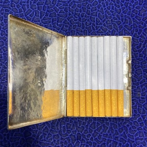 Portasigarette in argento 950 fatto a mano con motivo floreale in rilievo, anni '50