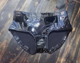 Schwarze Wrestling Badehose in dunklem Grau. Matte Kunstleder, Spandex, Metallic Spandex, Samt, Ice-Chip Spandex, PVC. Einzelstück. KFWG Größe L/XL