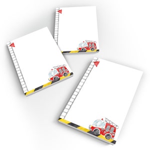Könnte beinhalten: Drei weiße Notizblöcke mit einer roten Feuerwehrwagen-Illustration und einem gelben und schwarzen Streifenrand. Jeder Notizblock hat ein rotes Dreieck oben.