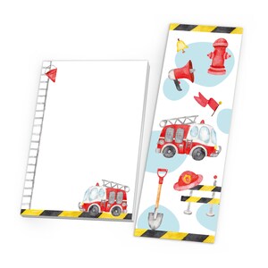 Könnte beinhalten: Ein Set aus zwei leeren Notizbuchseiten mit Feuerwehr-Motiv. Das Notizbuch hat einen schwarz-gelben Streifenrand. Die kleinere Seite zeigt ein Feuerwehrauto, eine Schaufel, einen Hydranten, eine Glocke, ein Megaphon und eine Flagge. Die größere Seite zeigt ein Feuerwehrauto.
