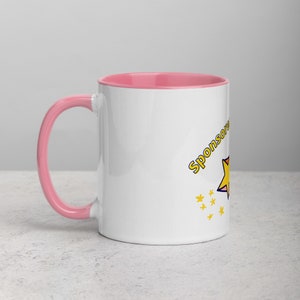 Puede incluir: Taza de cer&aacute;mica blanca con borde y asa de color rosa. La taza tiene una estrella amarilla y el texto "Sponsors" impreso en ella.