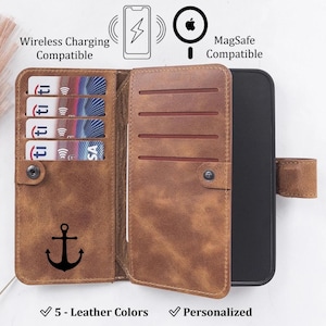 Könnte beinhalten: Geöffnete braune Leder-Handy-Geldbörse mit mehreren Kartenfächern und Magnetverschluss. Die Geldbörse hat ein Anker-Design und ist mit kabellosem Laden und MagSafe kompatibel. Der Text weist auf 5 Lederfarben und Personalisierung hin.